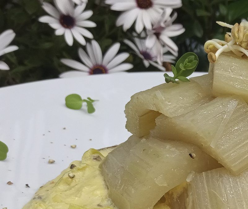 Cardo con Shiitake con salsa de almendras y azafrán
