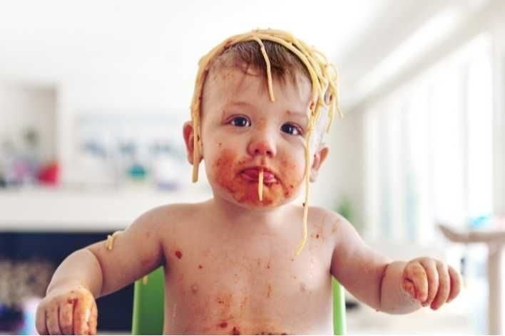 COMIENDO BEBE ESPAGUETIS